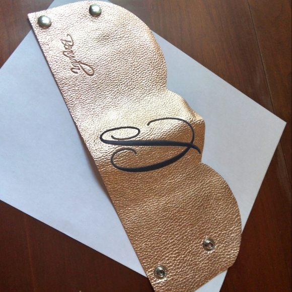 💥 CLOSET CLOSING SALE 💥 Genuine Leather Embroidery Glass/Cup Holder - Picture 3 of 7